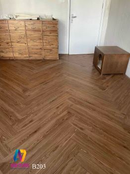 lap-dat-san-nhua-co-ton-kem-khong