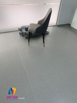 san-vinyl-cuon-thi-cong-phong-kham-tu