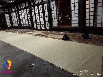 tham-nhua-trai-san-dang-cuon-ha-noi