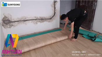 thi-cong-tham-nhua-trai-san-dang-cuon-gia-re